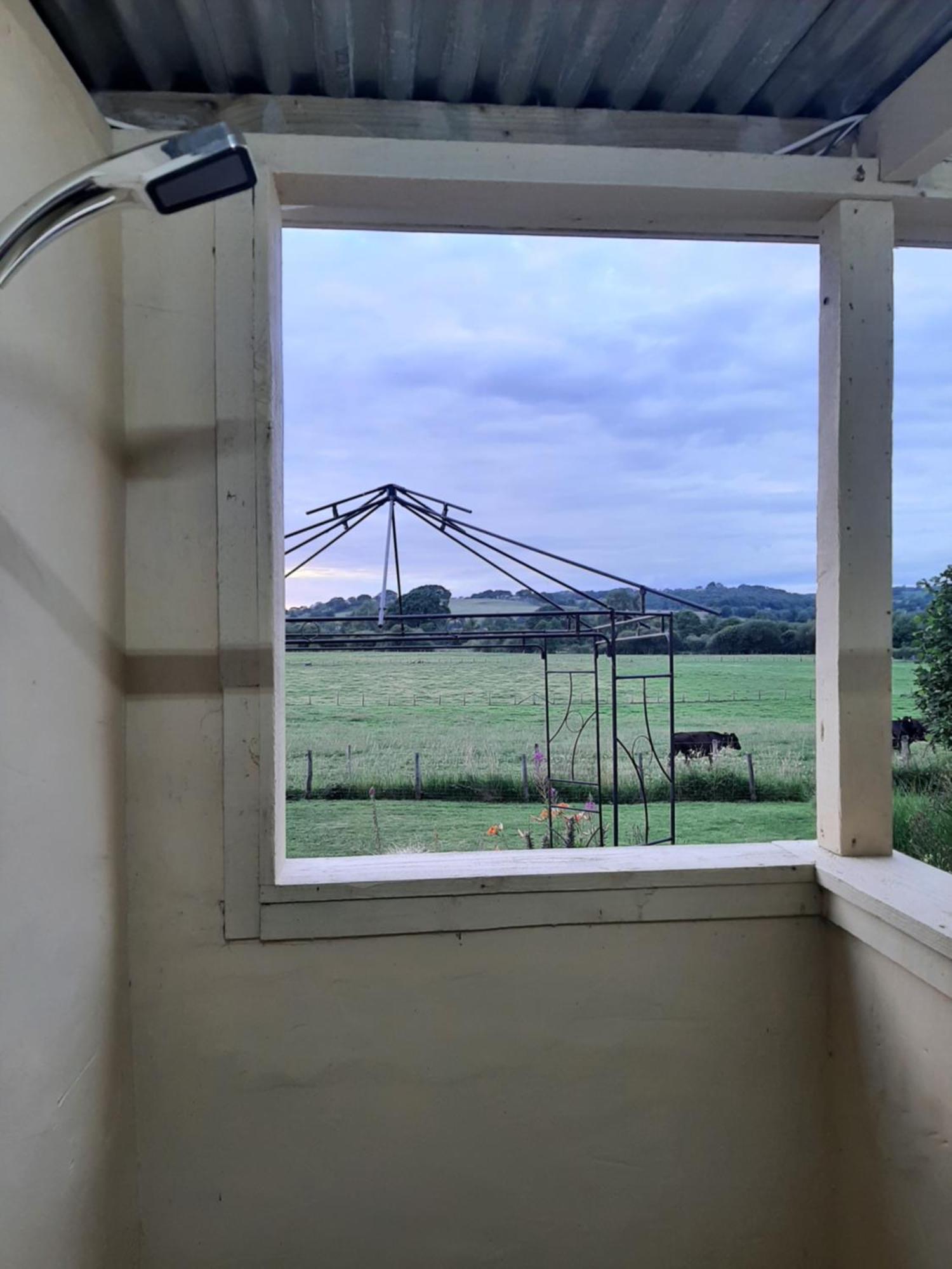 Apartmán Off Grid Rosie Sheperd Hut And Summerhouse Plus 1 Acre At Tanyrallt Llanybyther Exteriér fotografie